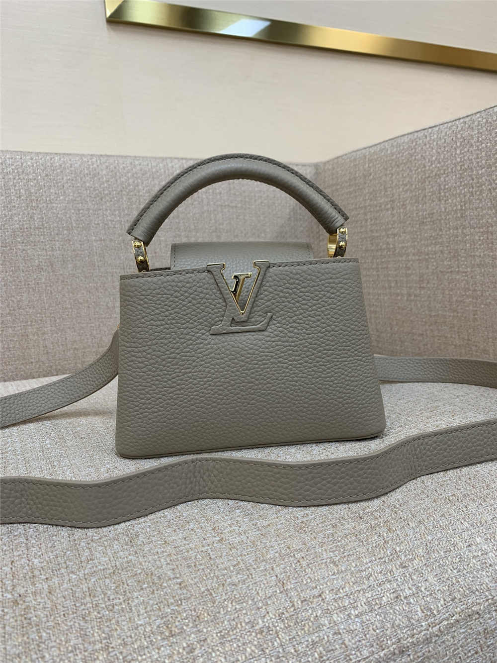 Louis Vuitton CAPUCINES M24745  size：21x14x8cm 2025 new 